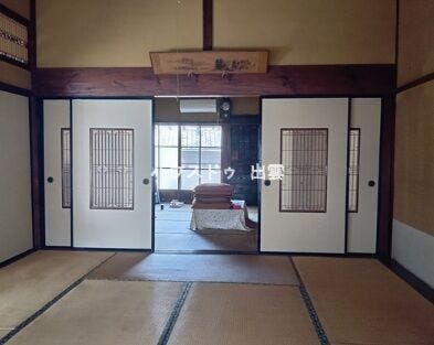 落ち着きのある和室は、心を和ませてくれる癒しの空間。来客用としてはもちろん、お子さまのお昼寝スペースとしても活躍します。押入れや床の間があり収納力も十分。