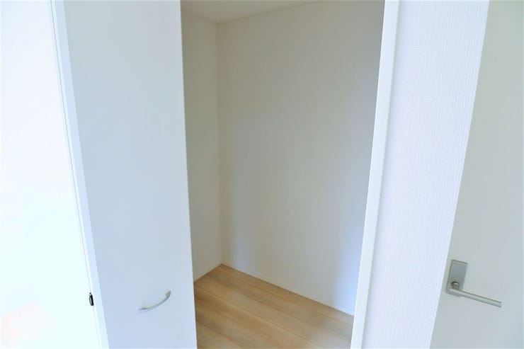 ウォークインクローゼット 同仕様
季節物の収納に便利なウォークインクローゼット完備!