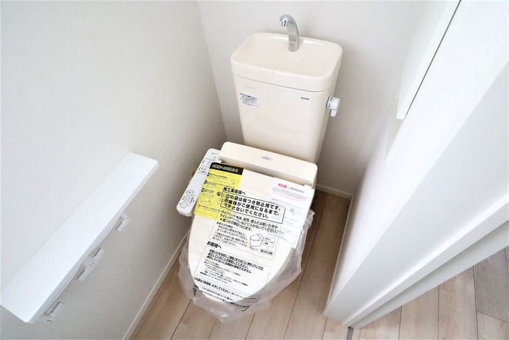 トイレ 同仕様
温水洗浄便座♪
寒い季節も快適です♪