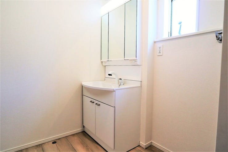 洗面所 同仕様
シャワー付き洗面化粧台♪
朝の身支度も楽々♪