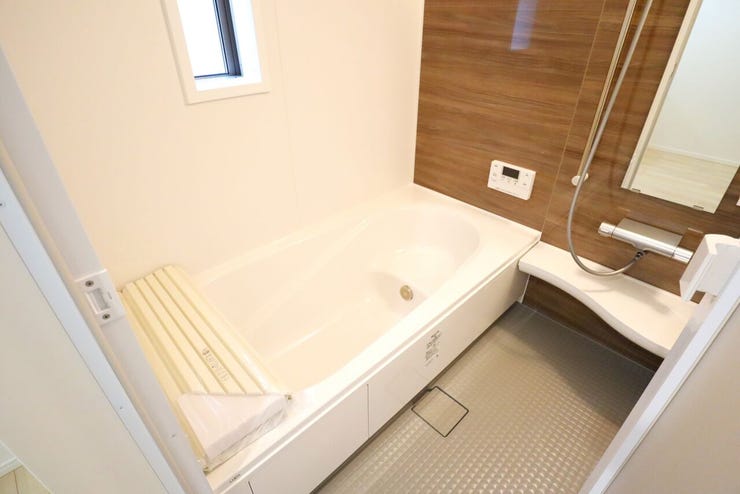 浴室 同仕様
ゆったりくつろげるバスルーム♪
小窓付きで換気もバッチリです♪