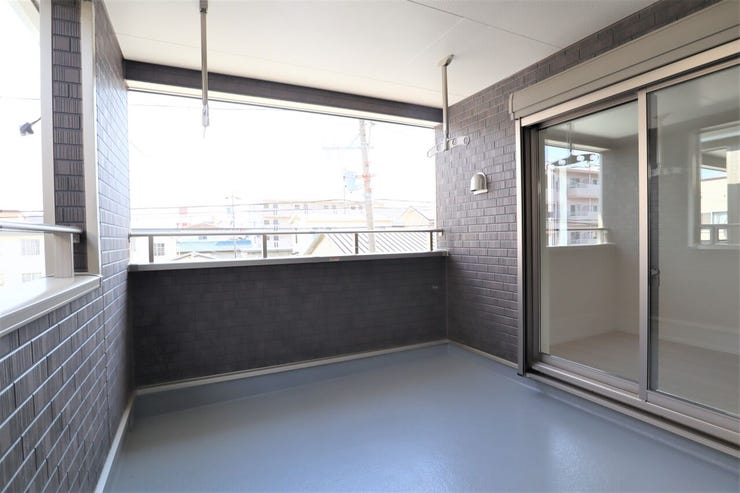 バルコニー 同仕様
南向きバルコニー♪
日当たり良好です♪