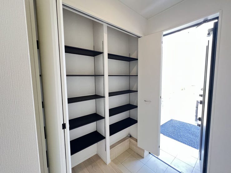 玄関 同仕様
シューズボックス付きの玄関♪
玄関がスッキリとお使いいただけます♪