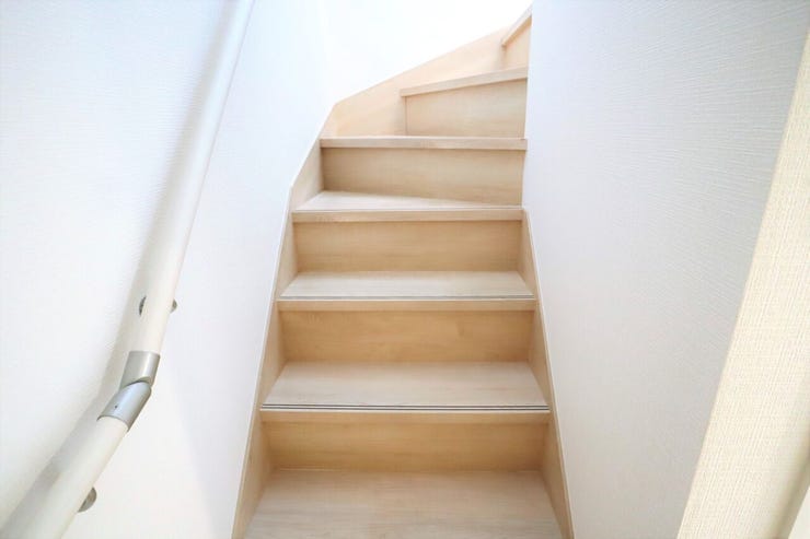 階段 同仕様
小さなお子様からご年配の方まで安心の手すり付き階段♪