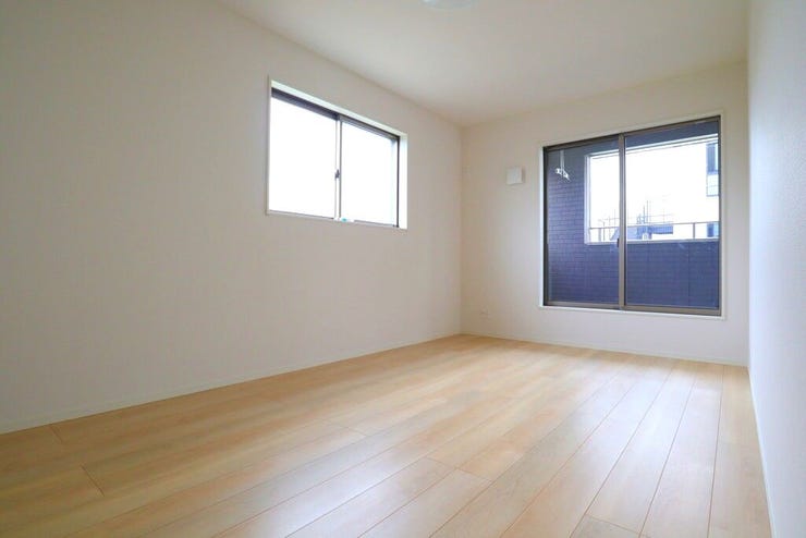 洋室 同仕様
2面採光のお部屋は明るく風通しの良いお部屋です♪