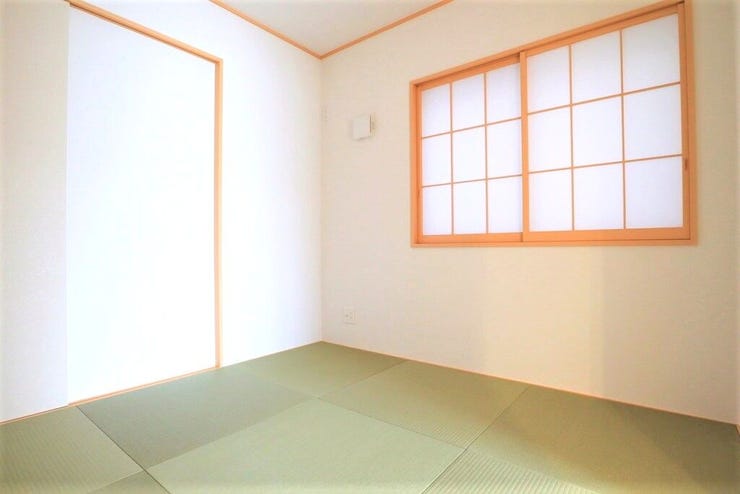 洋風和室 同仕様
リビングに併設する洋風和室!