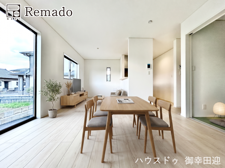【リビング】
■家族の笑顔が集う中心地■お気に入りの家具を迎え、窓からは心地の良い光が差し込みます。※CGで家具を配置しています。