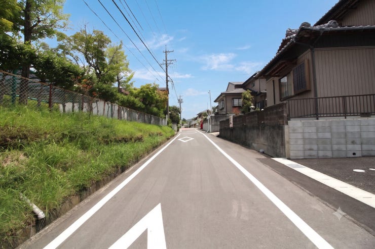 約5.9mの広い前面道路。見通しが良く車の出し入れや駐車も楽々で、運転が苦手な方も安心の開放感です。