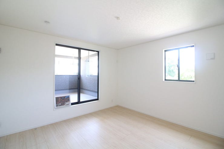*8帖洋室*
バルコニーに面した8帖でゆったり広々とした主寝室!寝室にはWIC付きでお部屋もすっきり片付きます!