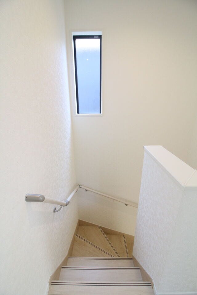 手すりがついており、小さなお子様やご高齢の方でも安心して上り下りができます♪