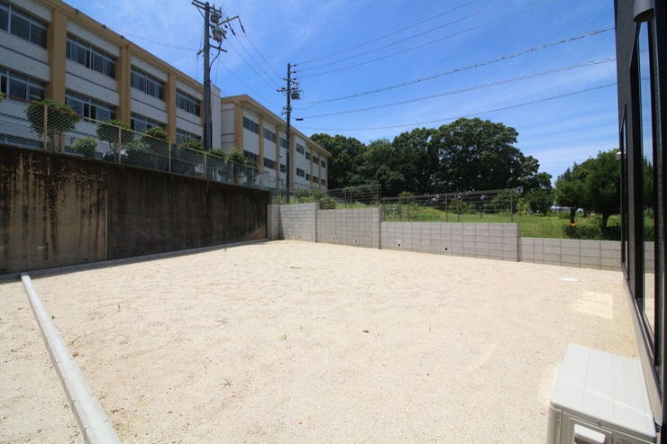 お庭がございますのでガーデニングや家庭菜園がお楽しみ頂けます♪また、お子様のいるご家庭では遊び場としてもご活用いただけます!