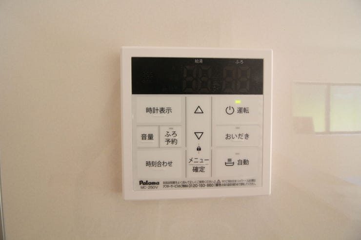 キッチン横に設置されたリモコンで給湯操作が一括管理◎操作が手元で完結し、家事動線がスムーズになります。