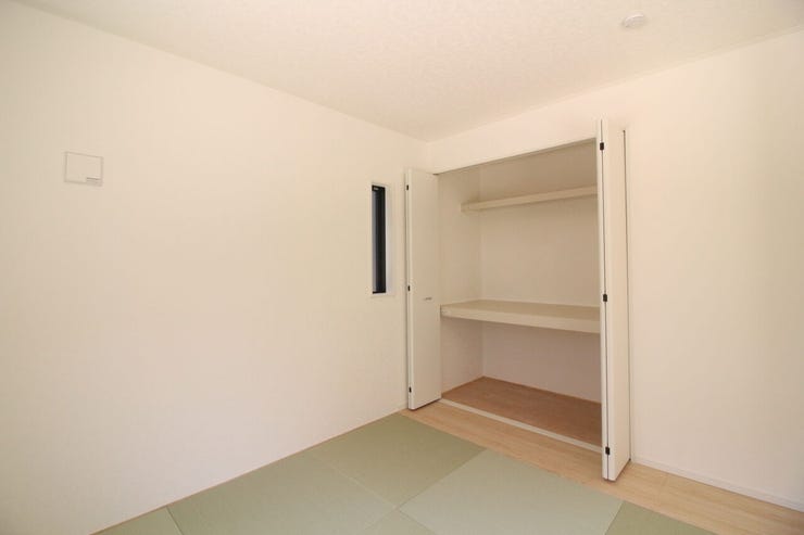 1階和室はたっぷりの収納スペースで快適にお過ごしいただけそうです。