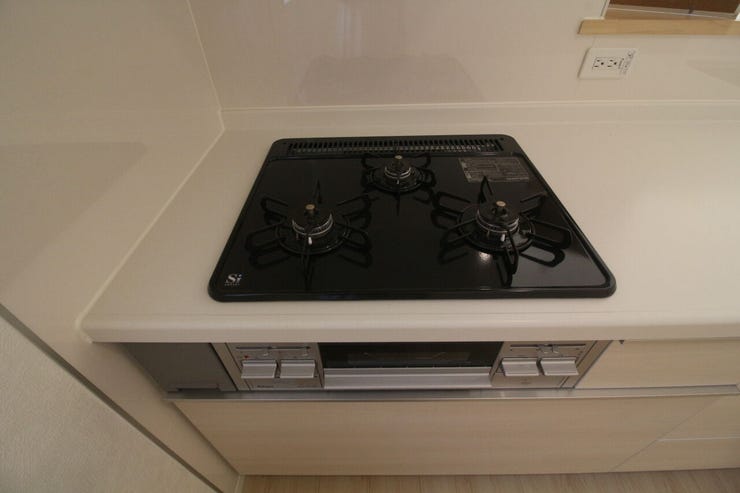 3口コンロが備わった広々としたキッチンは、複数の料理を同時に作れるので、忙しい日々もスムーズにこなせます。料理の楽しさも倍増します。