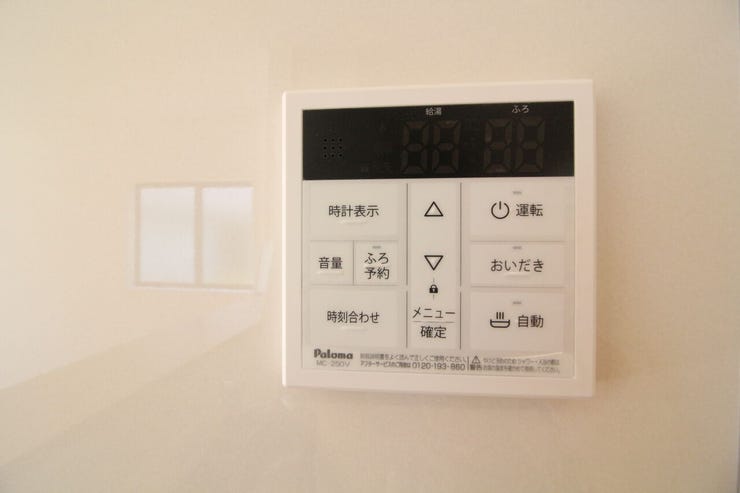 キッチン横に設置されたリモコンで給湯操作が一括管理◎操作が手元で完結し、家事動線がスムーズになります。