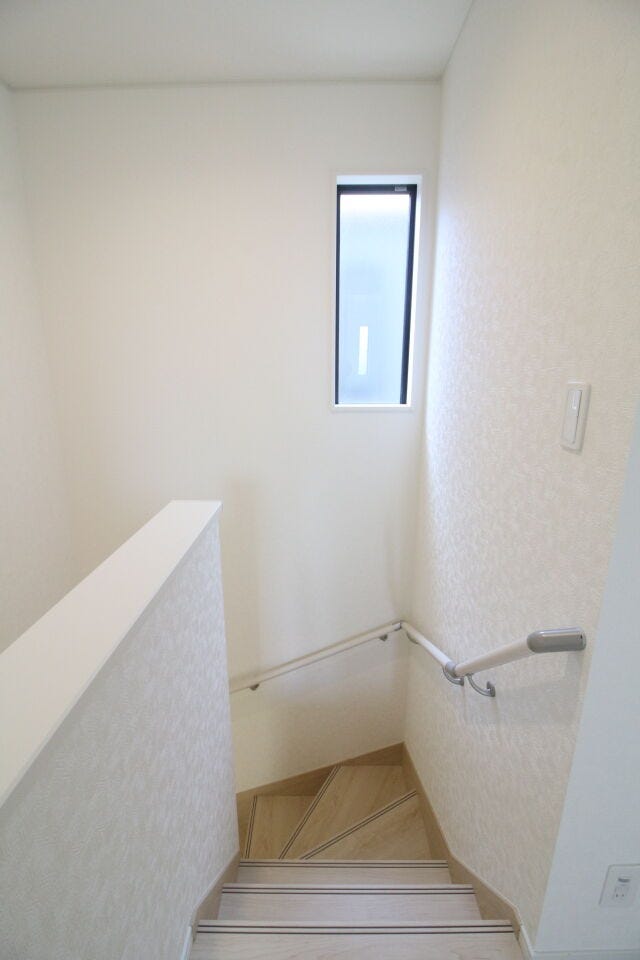 手すり付きで安全に昇り降りでき、自然光が心地よく差し込む窓があり◎明るく快適で安心感のある階段となります◎