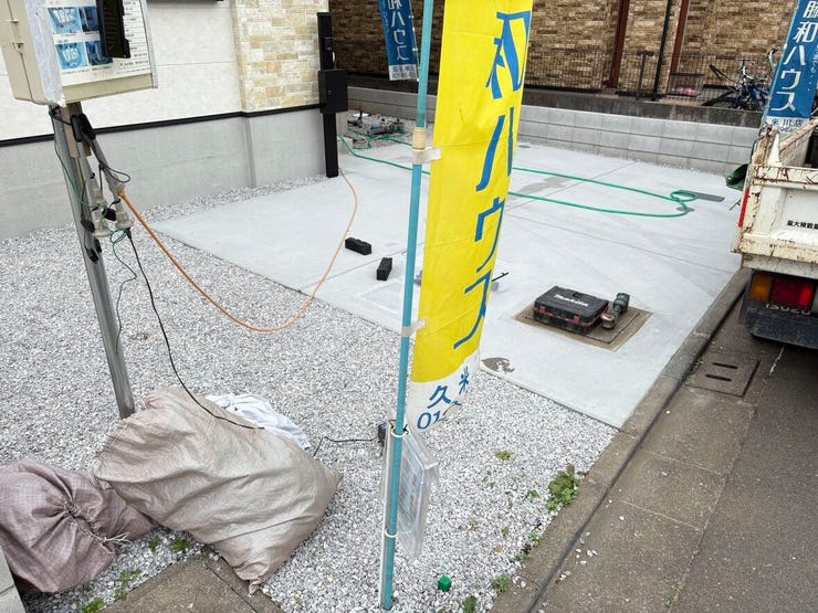 前面道路からフラットに続く、コンクリート敷きの広々とした駐車スペースです。段差が少ないため、毎日のお車の出し入れやお子様の乗り降りもスムーズ。開放感のある設計が、ゆとりある暮らしを予感させます。