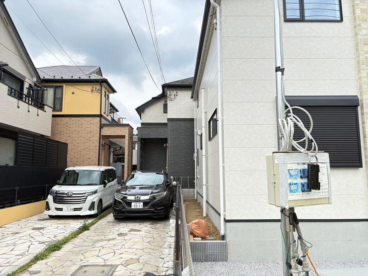 白を基調とした明るい外壁が、青空に美しく映える住まいです。前面道路から続くフラットなアプローチは、毎日の帰宅を軽やかにしてくれます。穏やかな空気感が漂うこの街で、心地よい新生活が始まります。