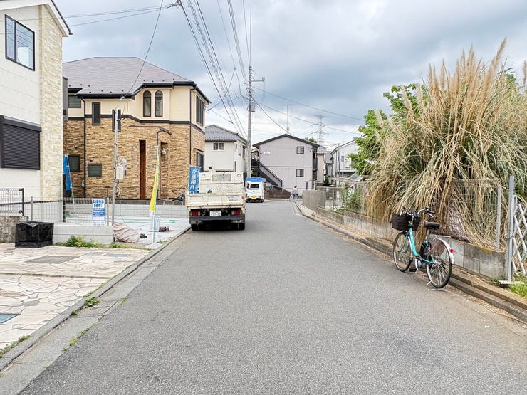 落ち着いた住宅街に面した、ゆとりある前面道路が開放感を演出します。見通しが良く車の出し入れもスムーズに行えるため、運転が苦手な方や小さなお子様がいるご家庭も安心。心穏やかに日々を過ごせそうです。