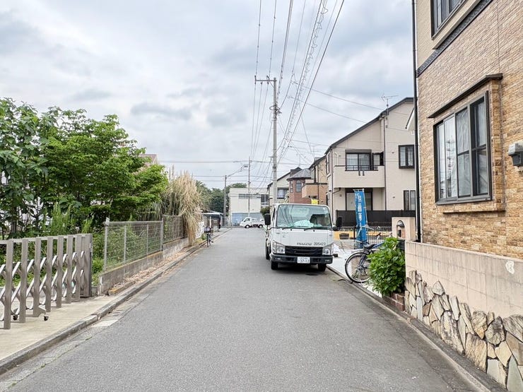 見通しの良い前面道路は、圧迫感がなく開放的な街並みを形成しています。お車の出し入れがスムーズに行える広さがあり、自転車での外出やベビーカーを押してのお散歩も安心。空が広く感じられる、穏やかな住環境です