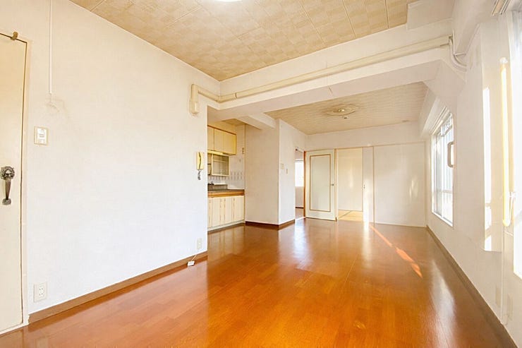 明るい日差しが差し込む南向きの開放的なLDK☆木目床と白壁が清潔感があります☆