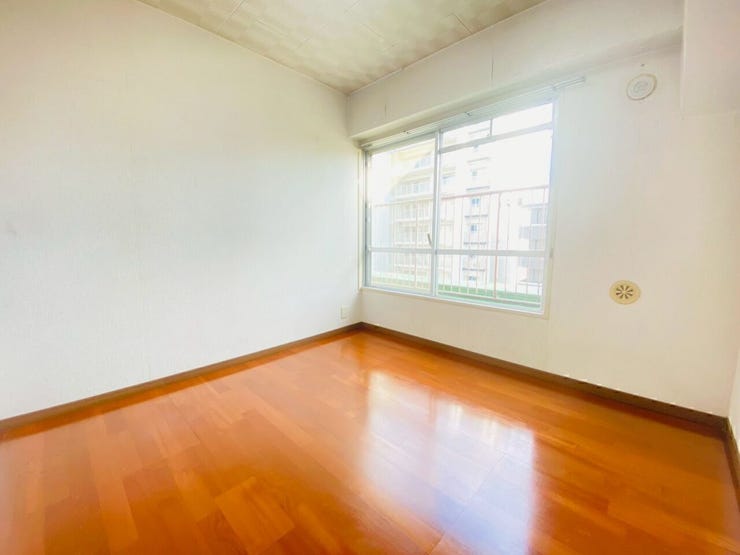 大きな窓から光が差し込む明るい洋室。シンプルな内装で家具が配置しやすく、好みのスタイルに整えやすいのが嬉しい♪