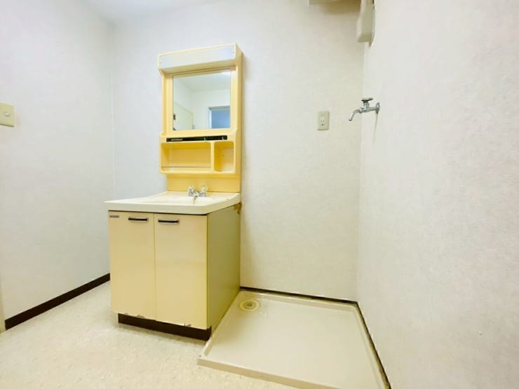 洗面台と洗濯機置場がまとまった使いやすい空間☆
収納棚付きで日用品もすっきり整理できます!