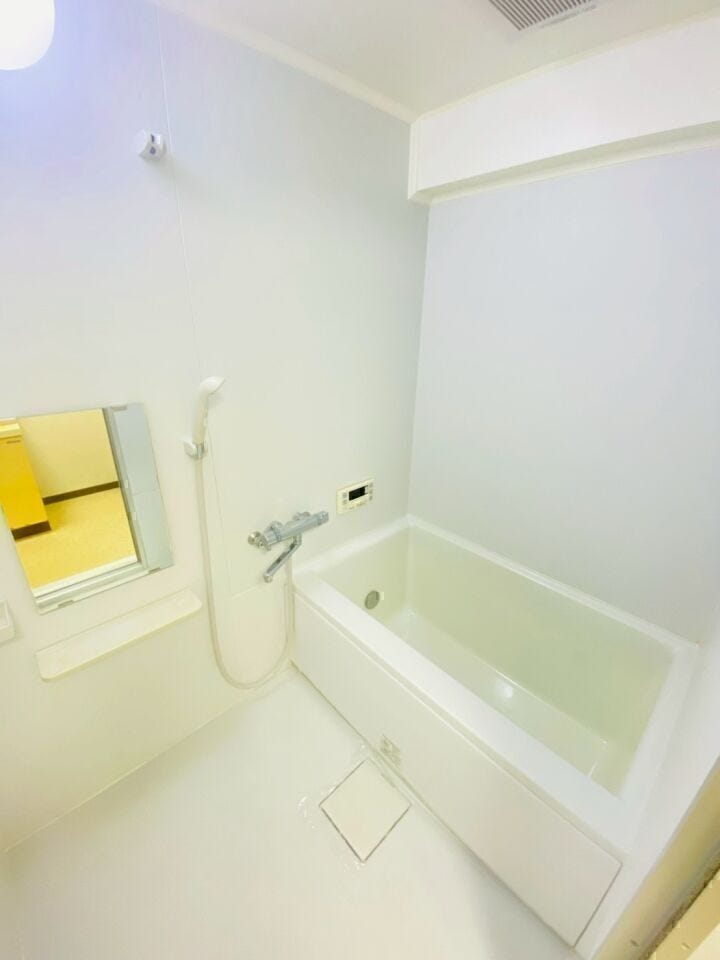 白を基調とした清潔感ある浴室★
深めの浴槽と温度調整パネル付きで、毎日の入浴が快適になります!