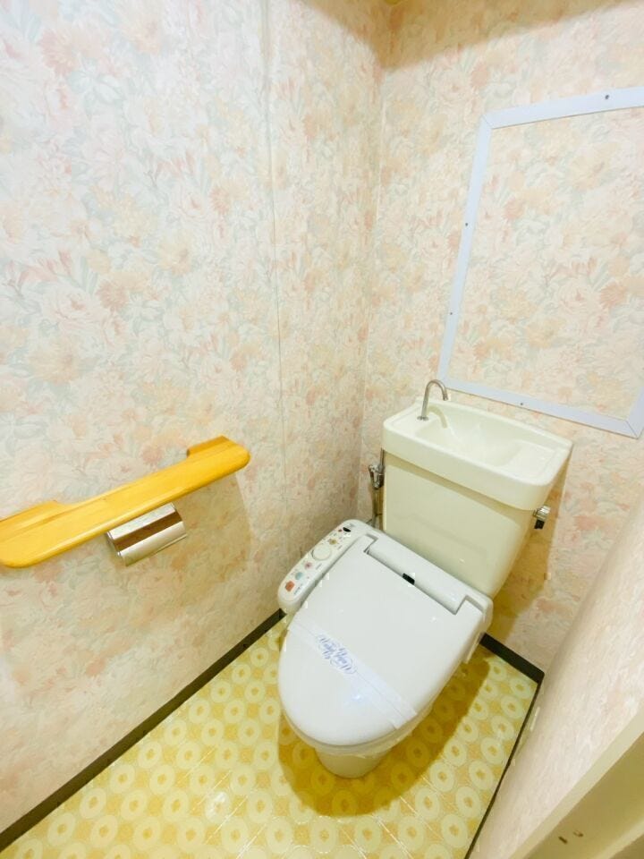 温水洗浄便座付きで快適に使え、明るい内装で清潔感のある空間☆