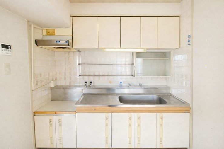 上下収納付きで使いやすいキッチン。ステンレスシンクとタイル壁でお手入れがしやすく、清潔感も保てます♪