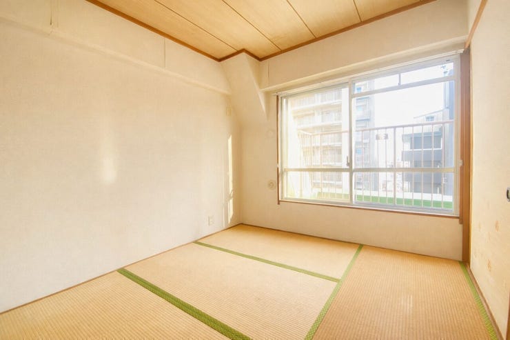 畳の心地よさが際立つ和室。落ち着いた雰囲気でリラックスしやすく、来客用や寝室など多用途に使えるのが魅力です♪