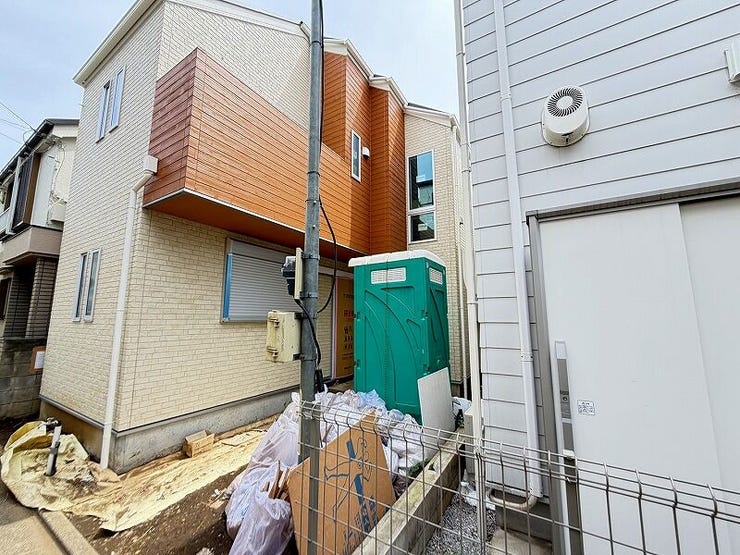 玄関アプローチと外観の全体像。帰宅時の動線がイメージしやすい配置です。
