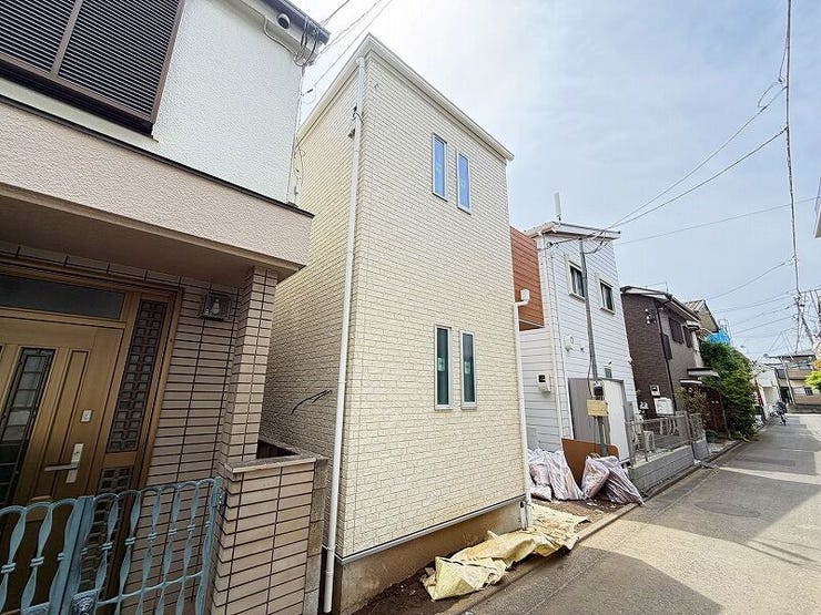 前面道路から見た建物。周囲との距離感や街並みの様子が分かります。
