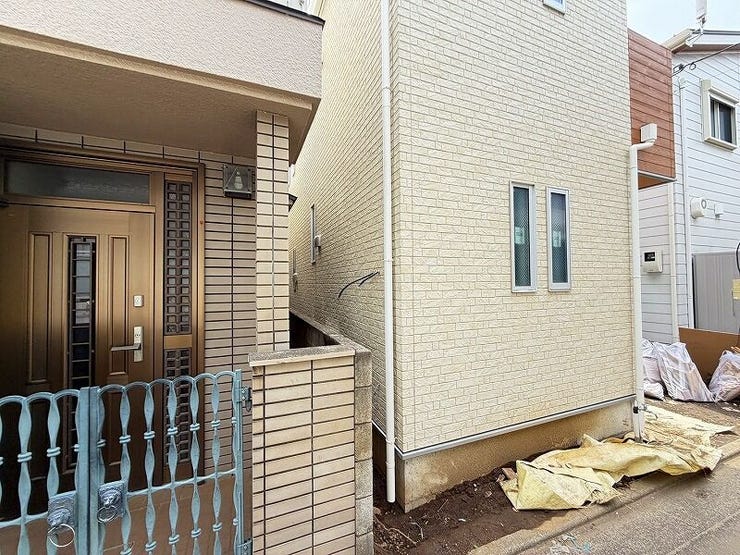 玄関前の外構部分。住まい全体のバランスが感じられる配置です。