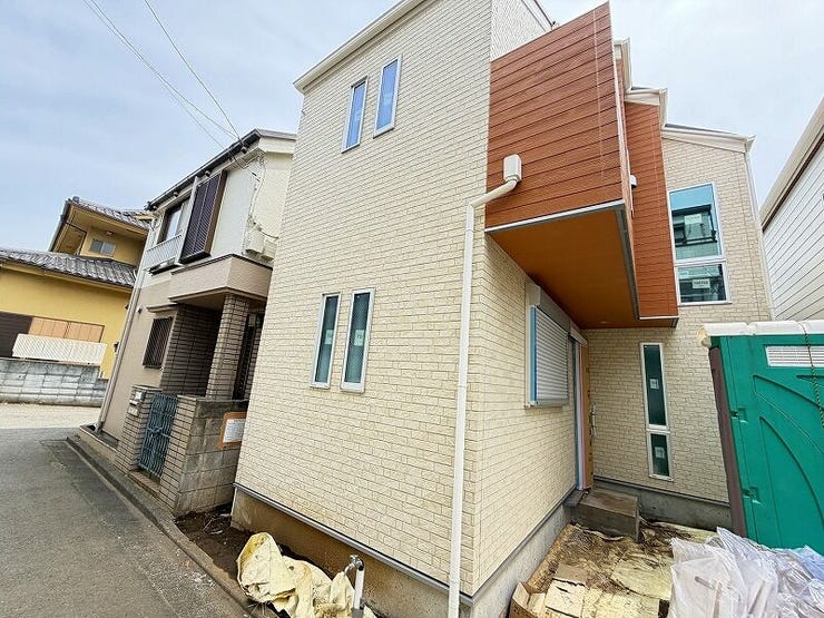 【外観】
木目のバルコニーが目を引く外観。やわらかな色合いで、落ち着いた住まいの印象です。