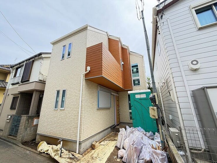 木目のアクセントが映える外観デザイン。街並みに自然となじむやさしい印象です。