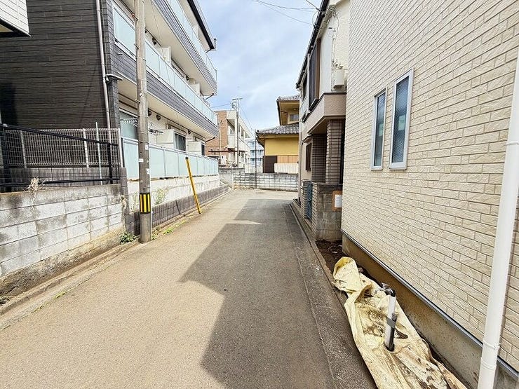 見通しのよい前面道路。毎日の出入りやお子さまの外出時も安心感のある環境です。