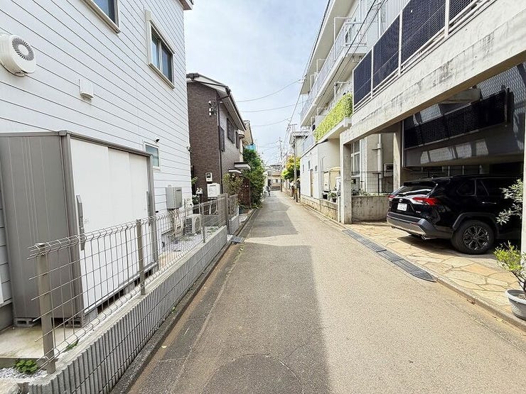 周辺の街並みと前面道路の様子。落ち着いた住宅街の雰囲気が感じられます。