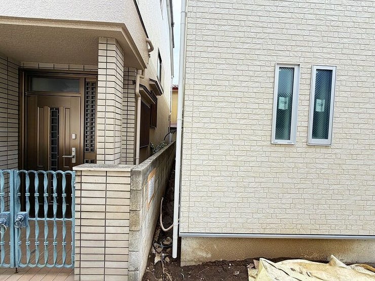 境界ラインが確認できる外観。隣地との距離や通路スペースも現地でご確認いただけます。
