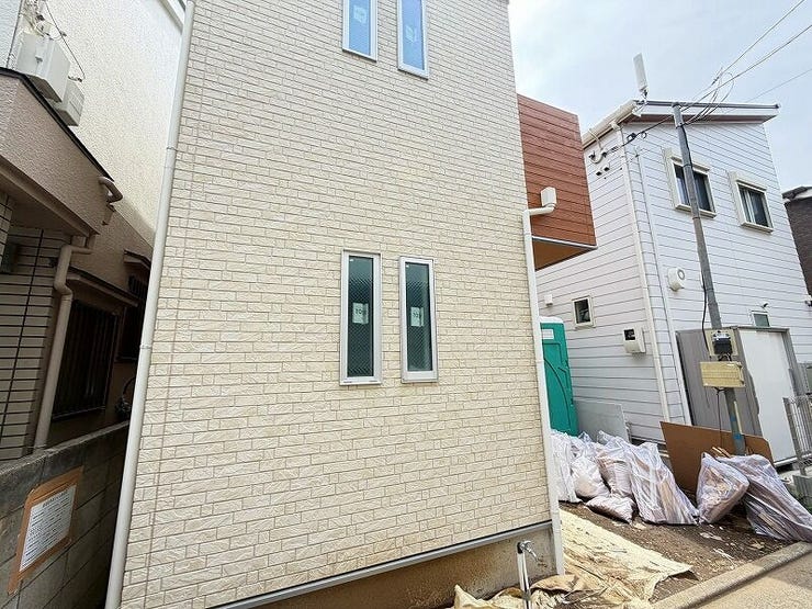 外壁はやさしい色合いで統一。長く住んでも飽きにくい落ち着いたデザインです。
