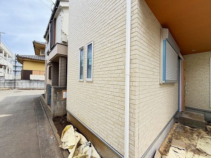 建物側面の様子。窓の配置や隣地との距離感が現地で確認できます。