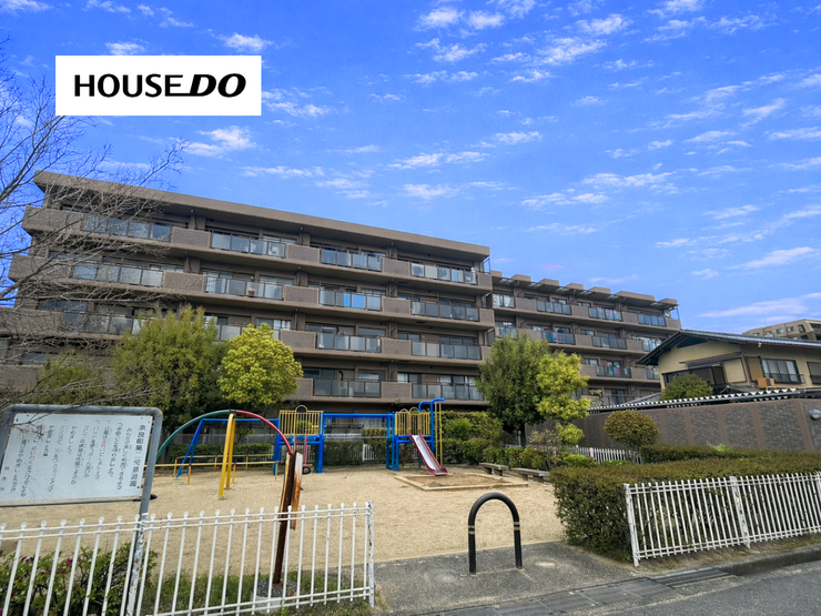 【外観】
オートロックでセキュリティも安心です。
敷地内に整備された公園が有り、お子様の遊び場にも困りません◎