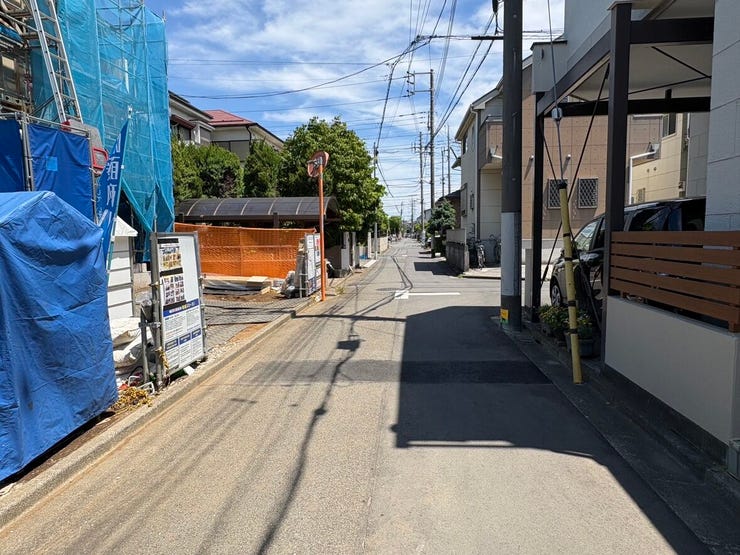 空まで見通せる開放的な前面道路。ゆとりある道幅は車の出し入れもしやすく、澄み渡る青空の下で、毎日を気持ちよくスタートできそうな清々しい住環境が広がっています。