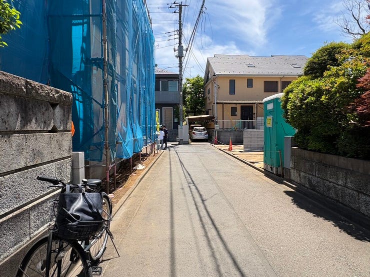 閑静な住宅街に位置する、落ち着きのある住環境。前面道路は行き止まりのため車の通り抜けがなく、小さなお子様がいるご家庭も、家の前でゆったりと健やかな日常を育める安心感があります。