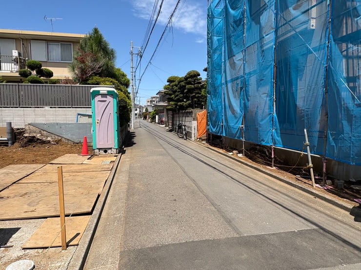 穏やかな時間が流れる、静かな街並みに包まれた住環境。前面道路は車の往来が少なく、窓を開けて過ごす時間も心地よい静寂に守られながら、家族の何気ない日常を大切に育めるロケーションです。