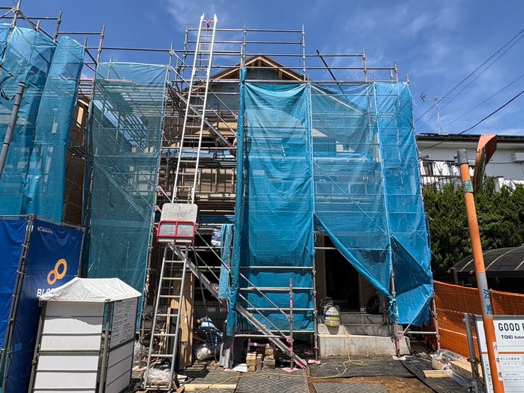 【外観】
青空の下、着々と完成へと近づく住まい。
現地の様子からは、日当たりの良さや周辺の落ち着いた街並みもご確認いただけます。理想の暮らしが形になっていくワクワク感と共に、新しい生活への想像が膨らみますね。