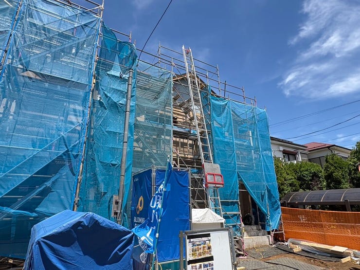 青空に映える、建築中の新しい住まいの表情。一歩ずつ形になっていく様子に、これから始まる新しい暮らしへの期待が膨らみます。
