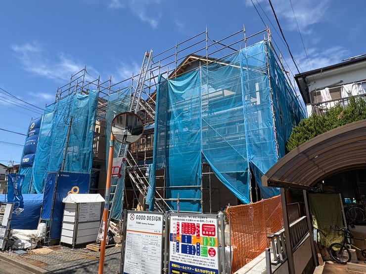 穏やかな住宅街に馴染む、落ち着いた佇まい。前面道路は視界が開けており、お子様との通学や毎日のお買い物も、心にゆとりを持って歩めそうな環境です。