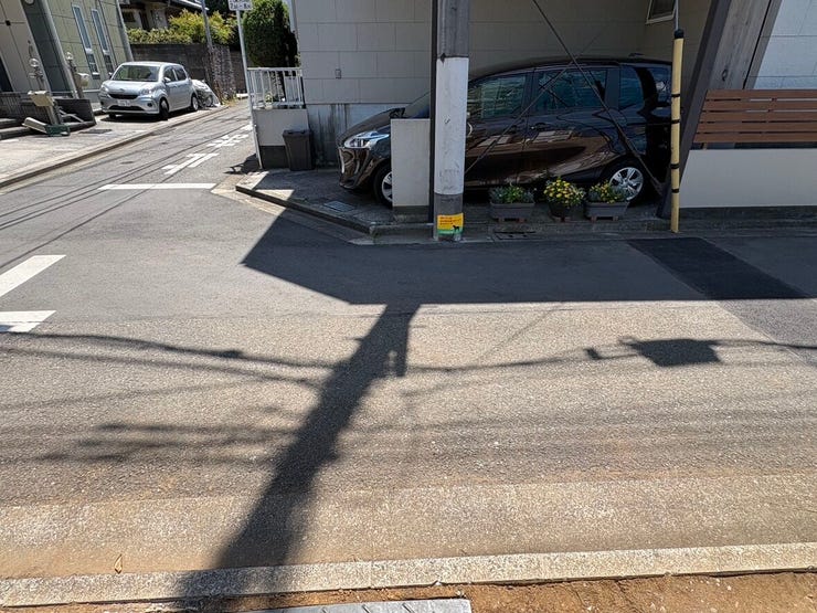 見通しの良い前面道路が、日々の安心を届けてくれます。交通量が落ち着いた住宅街のなか、車の出し入れも落ち着いて行えるため、運転が苦手な方や小さなお子様のいるご家庭も穏やかに過ごせそうです。