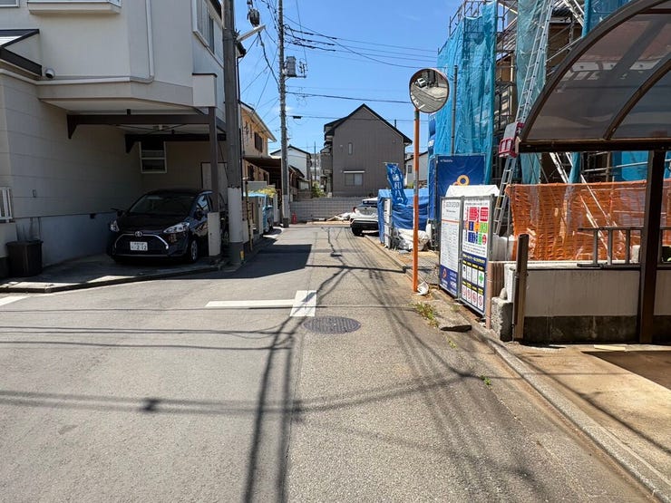 空が広く感じられる、ゆったりとした前面道路。閑静な街並みに溶け込むこの場所は、通り抜ける車も少なく、お子様の手を引いて歩く際も心穏やかに過ごせる優しい環境が整っています。